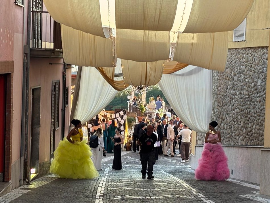 Le vie del borgo allestite come salotti d'altri tempi per il matrimonio