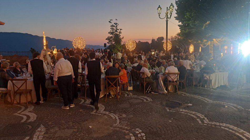 Allestimento scenografico tra le vie del borgo