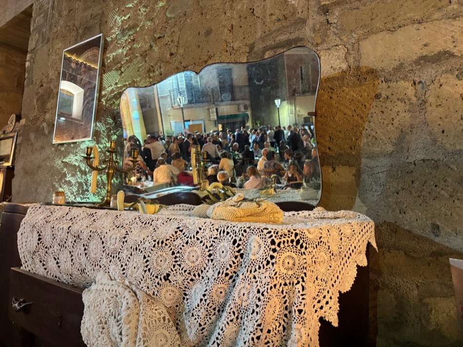 La cerimonia sotto gli archi del Palazzo Comunale