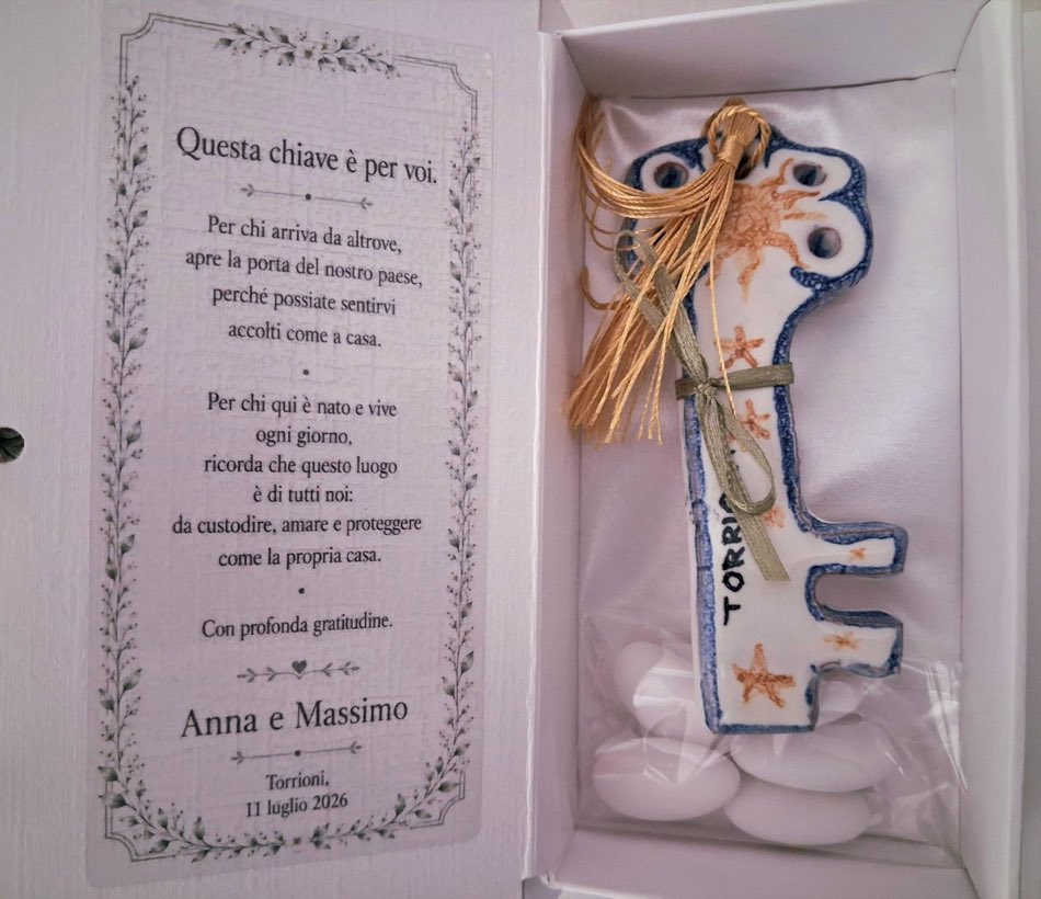 La chiave in ceramica donata agli ospiti, simbolo di accoglienza